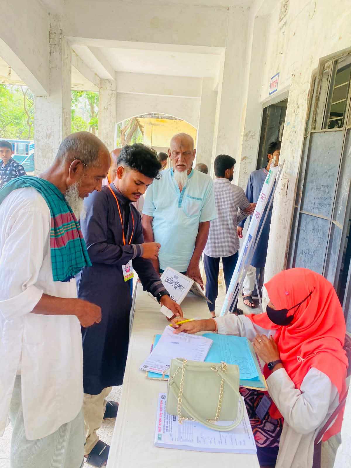 শাহজাদপুরে ফ্রি চক্ষু চিকিৎসা  শিবির ও ছানি অপারেশন