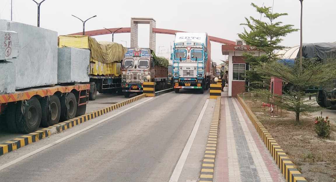 টানা তিন দিন ছুটি শেষে কর্মচাঞ্চল্য ফিরেছে বেনাপোল কাস্টমস ও বন্দরে