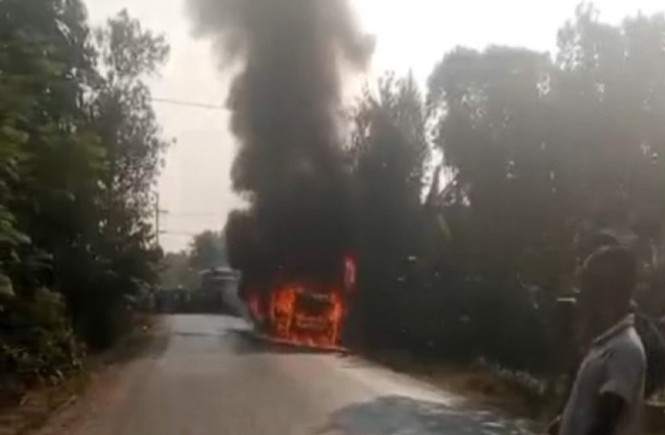 যশোর -ঢাকা গামী চলন্ত বাসে ভয়াবহ আগুন, অল্পের জন্য রক্ষা পেলেন যাত্রীরা